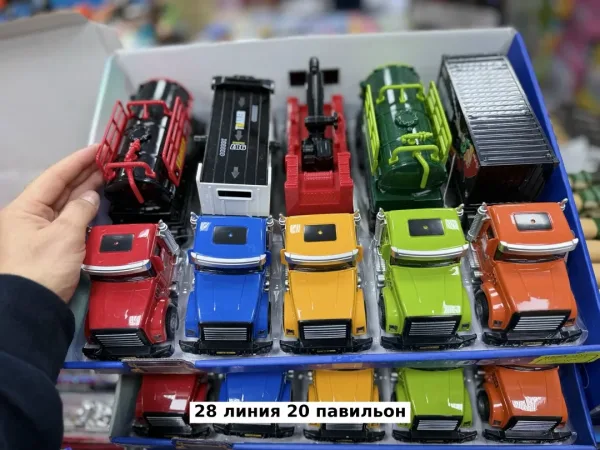 Игрушечная машина из пластика с функцией инерции — фото 3