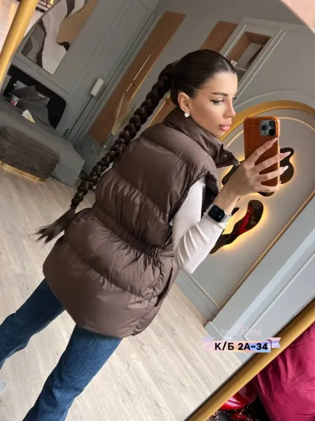 Дутая жилетка с регулировкой на поясе - неповторимый тренд сезона, холофайбер — фото 5