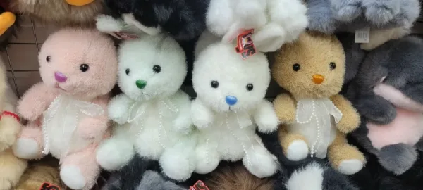 Мягкая игрушка с пушистой шерсткой и очаровательной мордочкой — фото 10