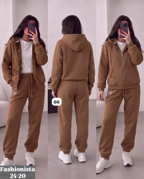 Уютный спортивный костюм из двухстороннего флиса с отделкой искусственным мехом — фото 1