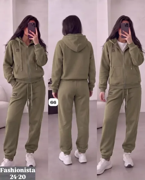 Уютный спортивный костюм из двухстороннего флиса с отделкой искусственным мехом — фото 3