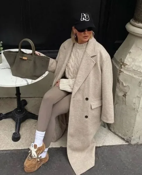 Осеннее шерстяное пальто на пуговках в актуальной эстетике quiet luxury urban chic — фото 4