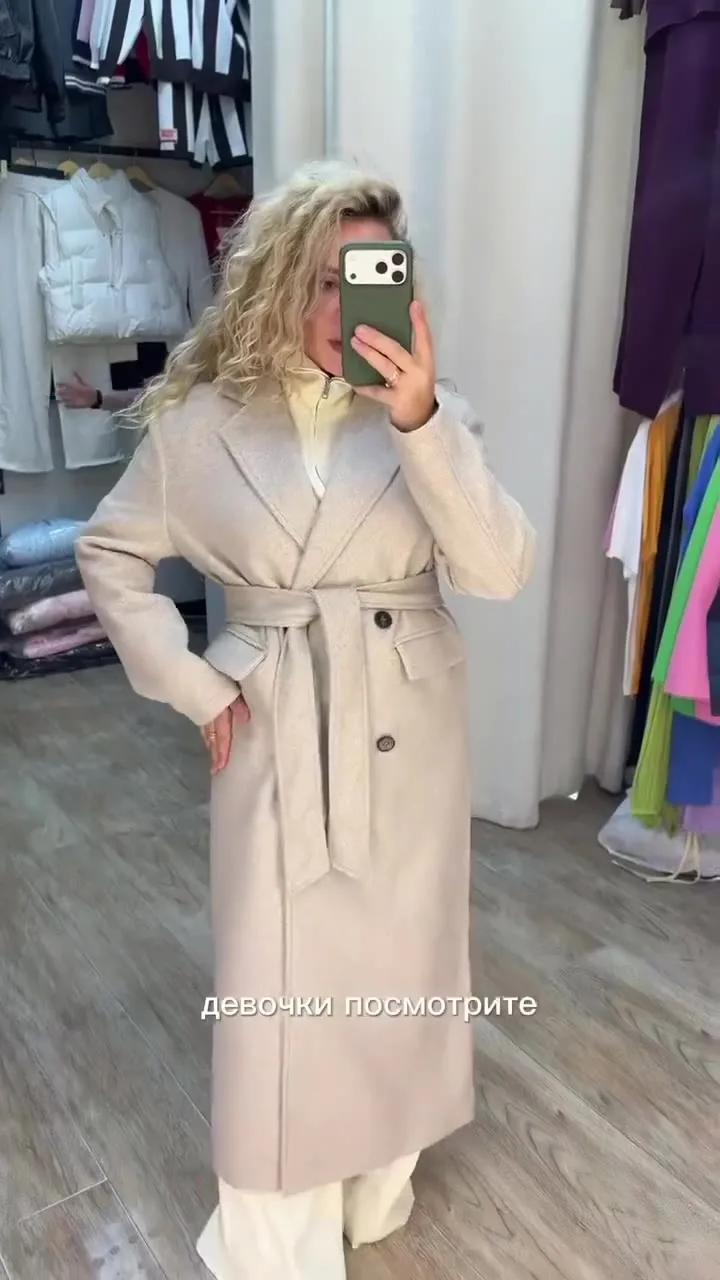 Осеннее шерстяное пальто на пуговках в актуальной эстетике quiet luxury urban chic — видео