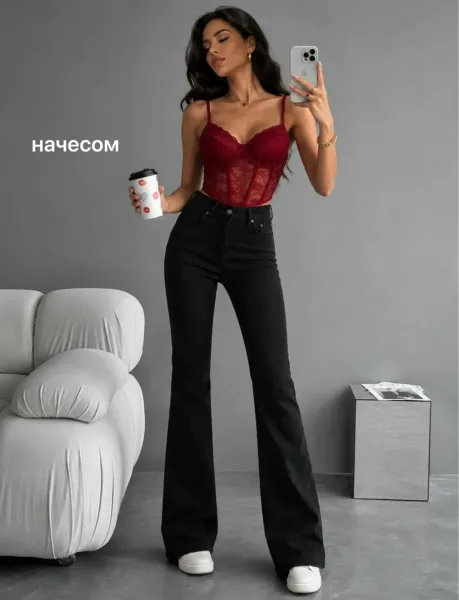 Теплые джинсы из хлопкового стрейча с эластичностью и начесом — фото 2