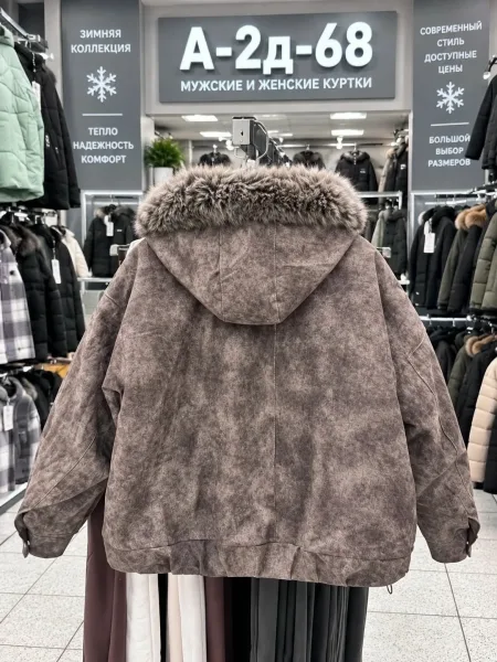 Тёплая стильная куртка из джинсы с съёмным меховым воротником — фото 6