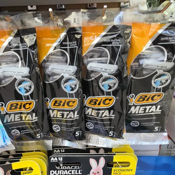 Одноразовый бритвенный станок BIC Metal с нержавеющим лезвием и хромо-полимерным — фото 9