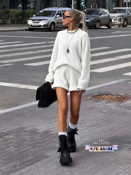 Костюм со свитером и шортами подходят на любой тип фигуры — фото 2