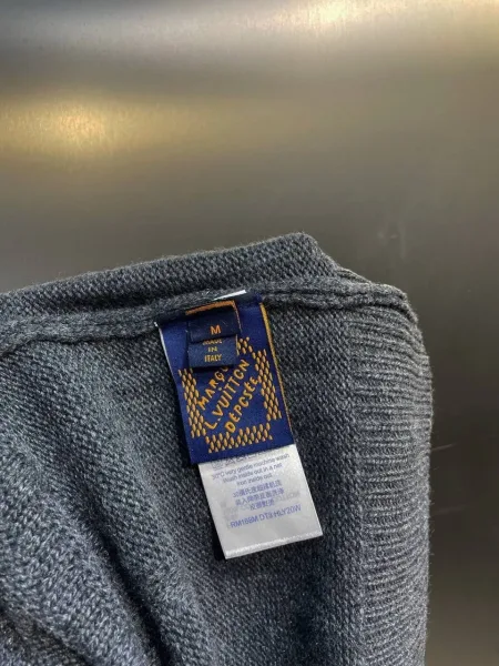 Джемпер Louis Vuitton шерстяной с рельефной монограммой и золотистой молнией — фото 3