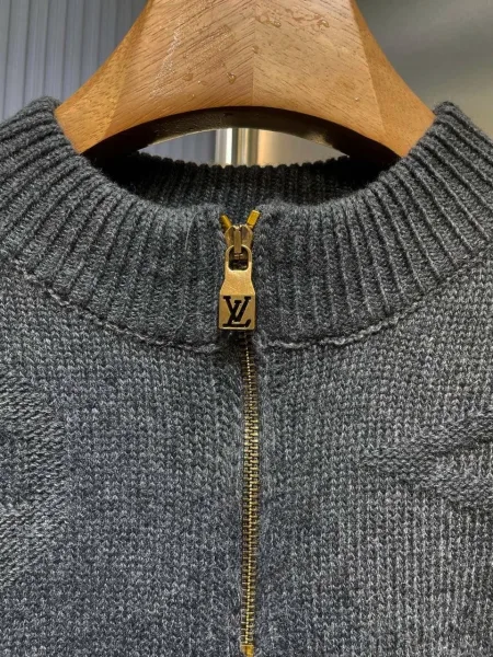 Джемпер Louis Vuitton шерстяной с рельефной монограммой и золотистой молнией — фото 5