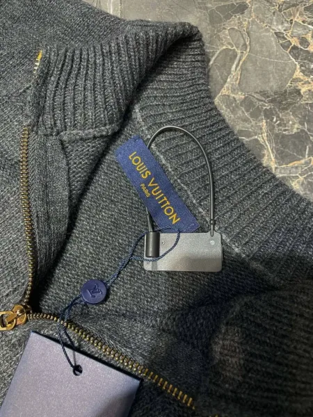 Джемпер Louis Vuitton шерстяной с рельефной монограммой и золотистой молнией — фото 9