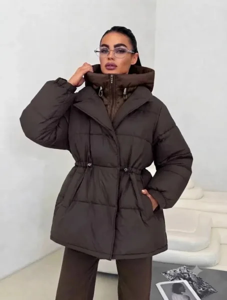 Тёплая куртка с высоким воротником и утяжкой на талии — фото 1