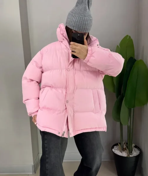 Тёплая женская куртка оверсайз с высоким воротником и удобными карманами — фото 7