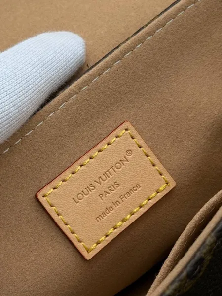 Louis Vuitton сумка-маленькая — фото 9