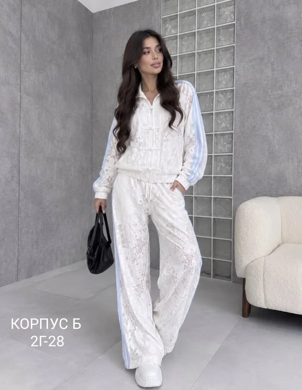 Костюм из с полумолнией и штанишками в ярких расцветках — фото 1