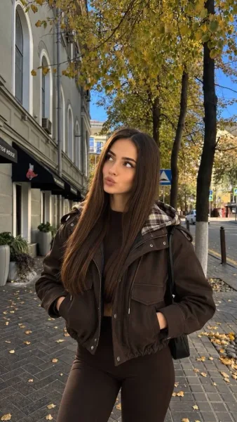 Курточка в шоколадном оттенке идеальный вариант на каждый день — фото 2