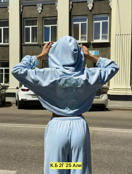 Костюм из велюра с гербом, трендовый образ для сезона — фото 9