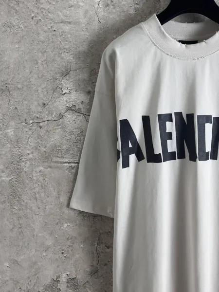 Белая хлопковая футболка с графикой в виде чёрной клейкой ленты Balenciaga Tape — фото 3