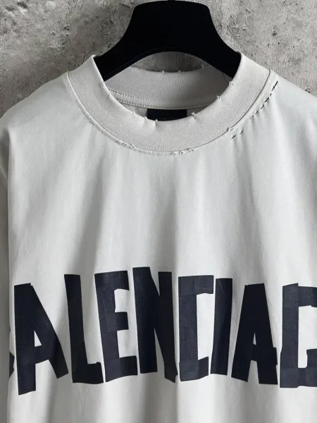 Белая хлопковая футболка с графикой в виде чёрной клейкой ленты Balenciaga Tape — фото 4