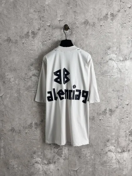 Белая хлопковая футболка с графикой в виде чёрной клейкой ленты Balenciaga Tape — фото 6