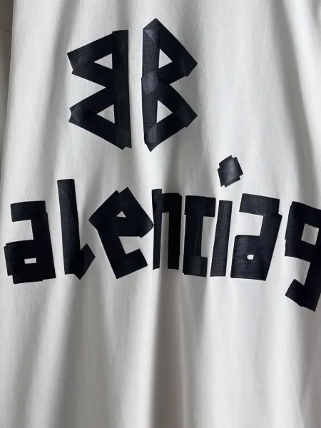 Белая хлопковая футболка с графикой в виде чёрной клейкой ленты Balenciaga Tape — фото 7