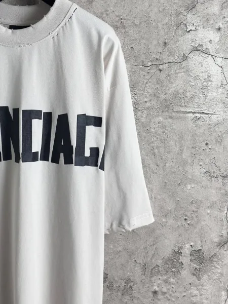 Белая хлопковая футболка с графикой в виде чёрной клейкой ленты Balenciaga Tape — фото 8