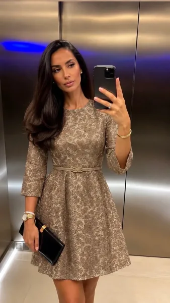 Элегантное платье с фактурной тканью и лёгким блеском — фото 5