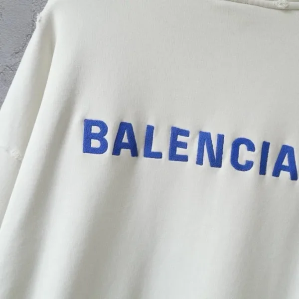 Молочное худи на молнии с синей вышивкой Balenciaga — фото 4