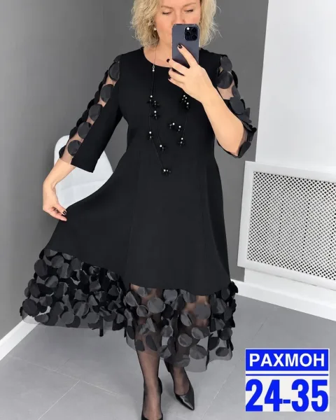 Элегантное чёрное платье свободного кроя с объёмными круглыми вставками на рукавах и низе, лайт — фото 3