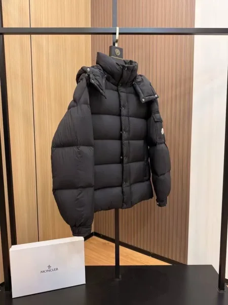 Чёрный Moncler Maya Matte пуховик с матовым характером — фото 1