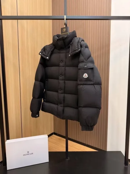 Чёрный Moncler Maya Matte пуховик с матовым характером — фото 2