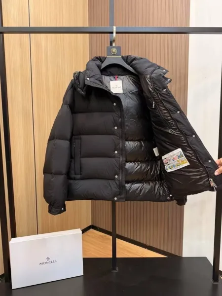 Чёрный Moncler Maya Matte пуховик с матовым характером — фото 4