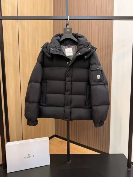 Чёрный Moncler Maya Matte пуховик с матовым характером — фото 5