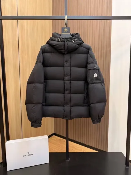 Чёрный Moncler Maya Matte пуховик с матовым характером — фото 6