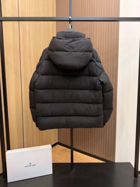 Чёрный Moncler Maya Matte пуховик с матовым характером — фото 7