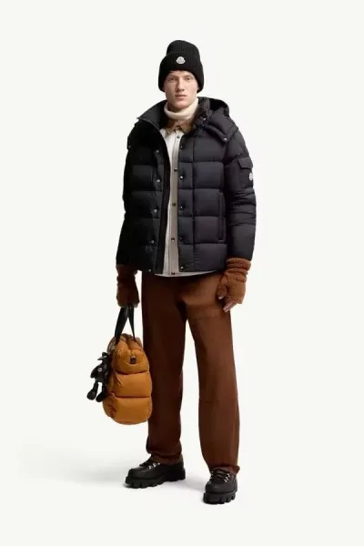 Чёрный Moncler Maya Matte пуховик с матовым характером — фото 8