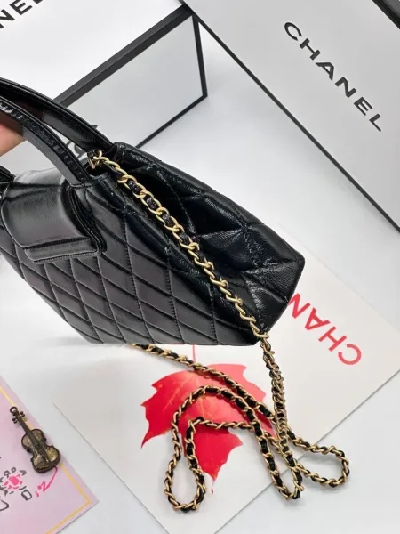 CHANEL Женская сумка из натуральной кожи — фото 9