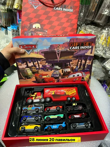 Металлическая игрушечная машина в подарочной упаковке — фото 3