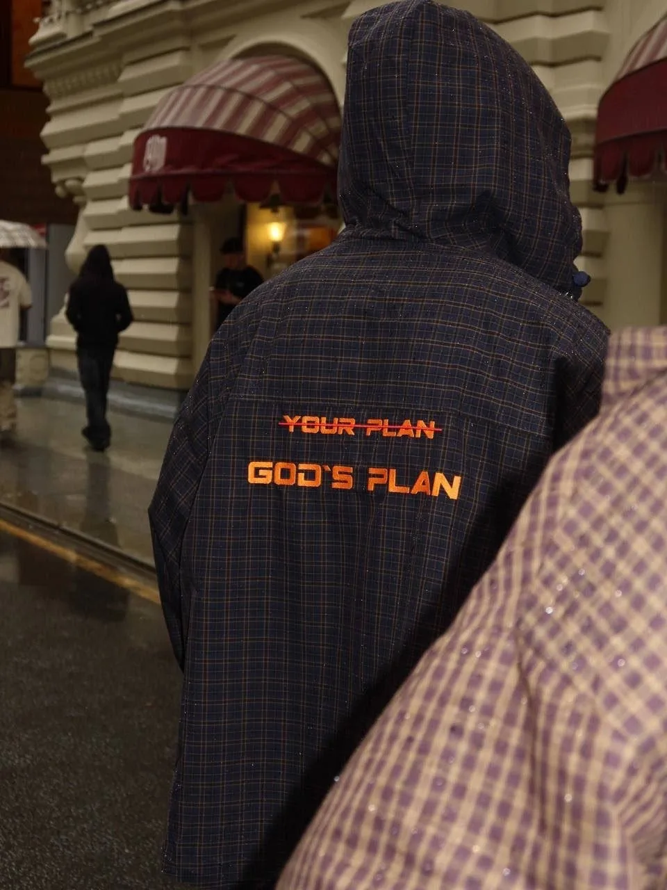 Наш абсолютный бестселлер рубашки с капюшоном и вышивкой GOD S PLAN идут в едином размере, подойдут женщинам и мужчинам — фото 1