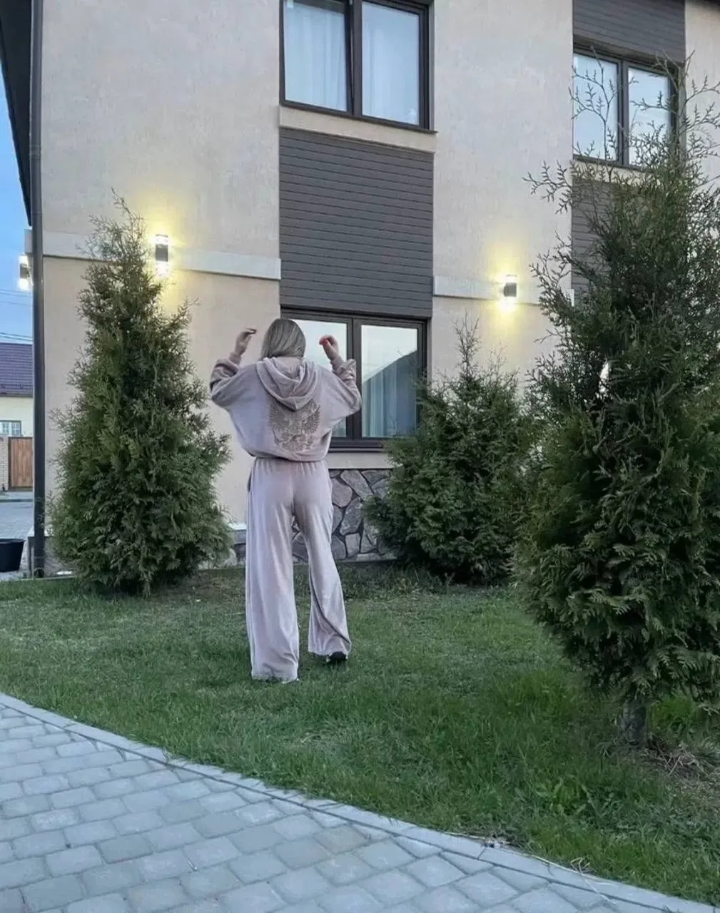 Вилюровый костюм двойка с вышивкой универсальный вариант на все сезоны, сочетающий комфорт и элегантность — фото 2