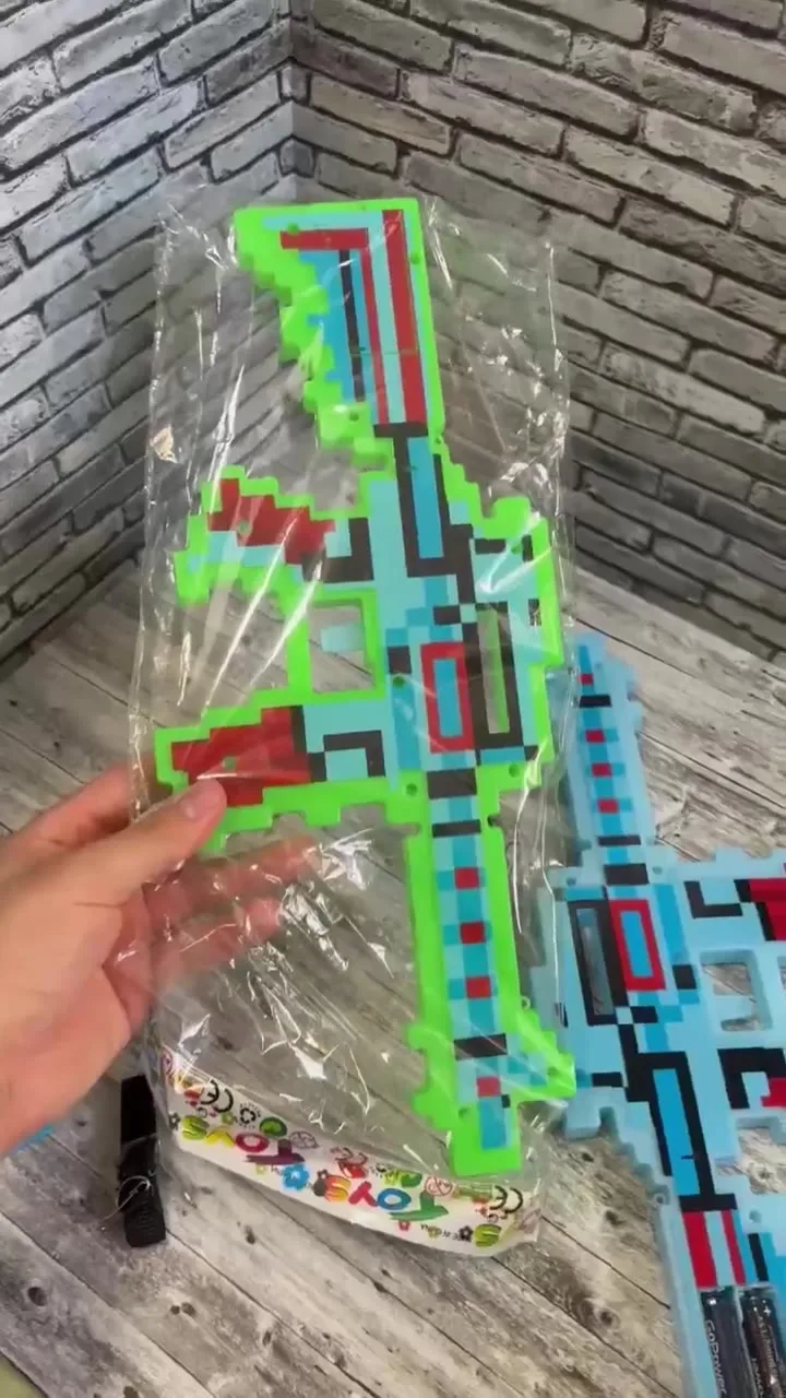 Игрушка пластиковая с подсветкой и звуком — видео