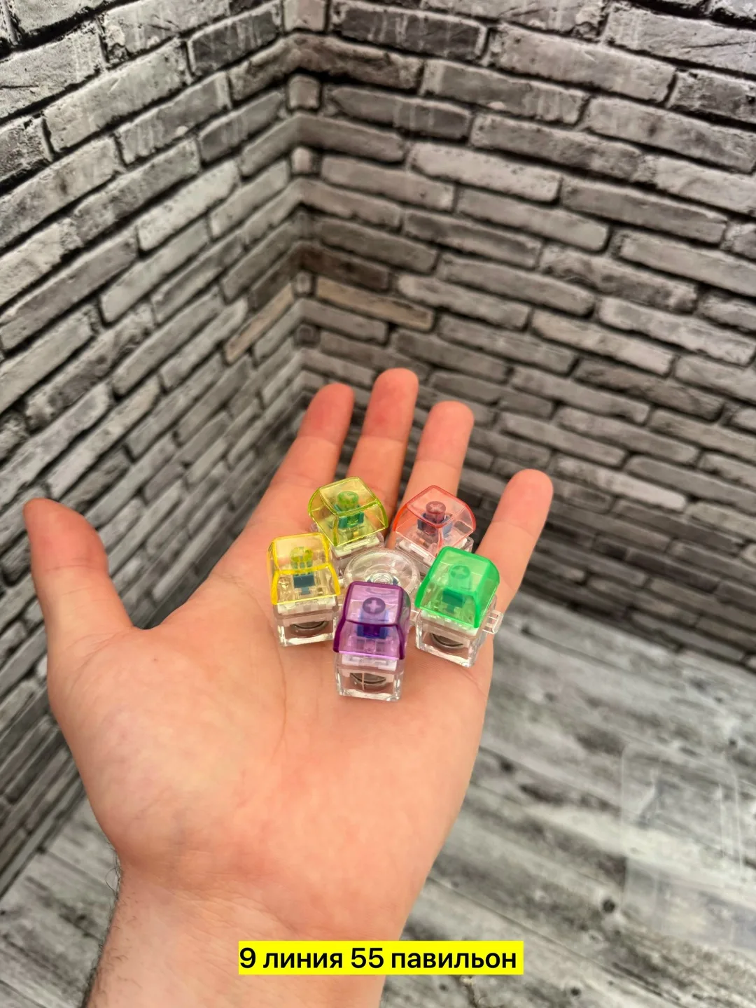 Игрушка из пластика с подсветкой, объединяющая 5 функций в одном — фото 7