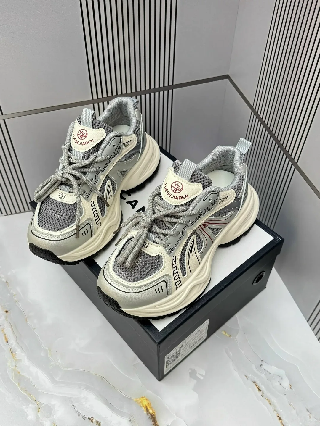 Кроссовки в коробке — фото 3