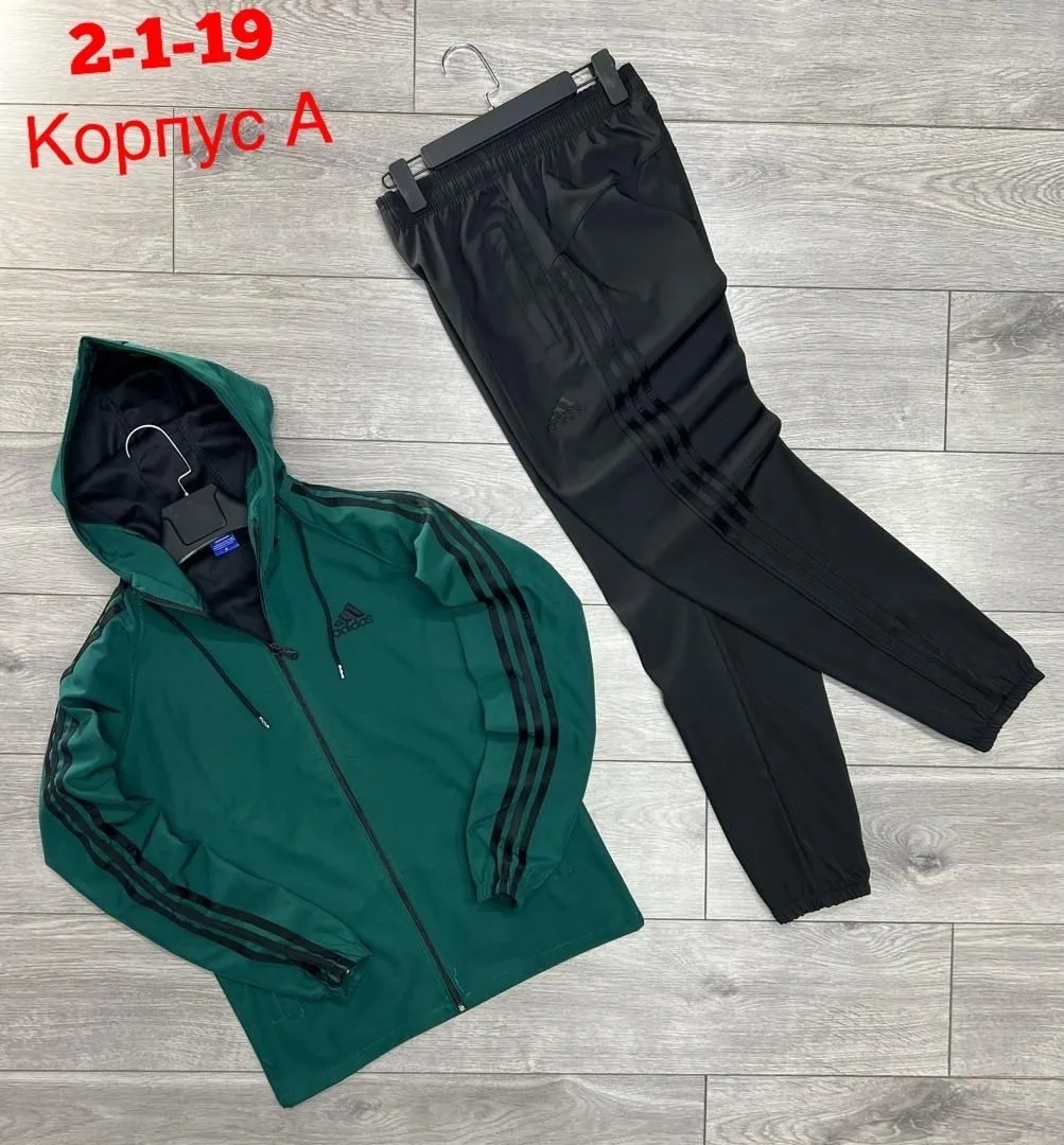 Спортивный костюм из ткани ветровка