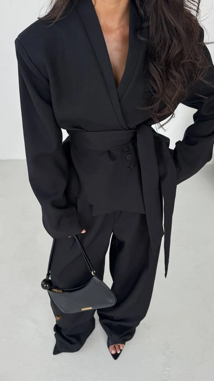 Элегантный брючный костюм с акцентным жакетом на запах и поясом — фото 6