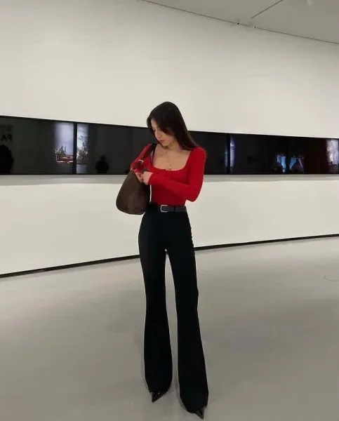 Брюки клёш на высокой посадке идеальная база для стильных образов — фото 1