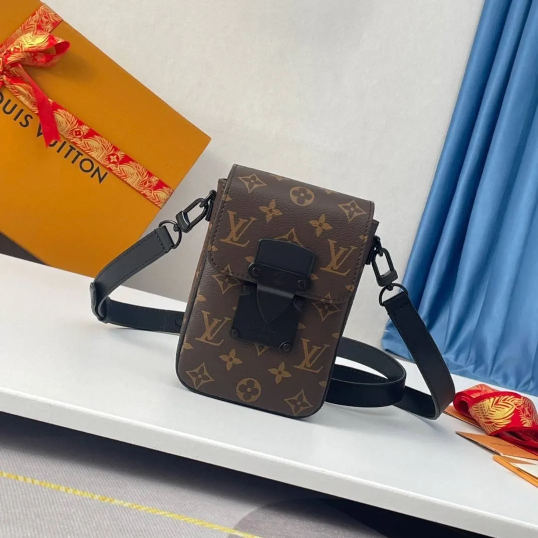 Компактная вертикальная сумка из фактурной кожи с металлической застёжкой S-Lock — фото 8