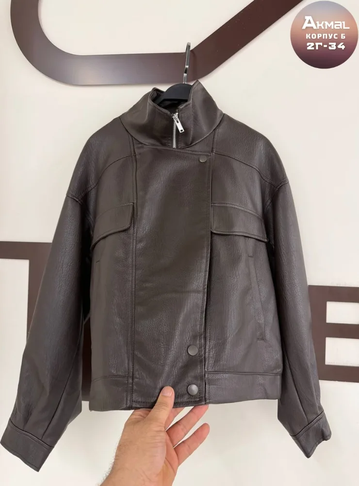 Куртка с косым ветрозащитным клапаном и высокой стойкой — фото 11
