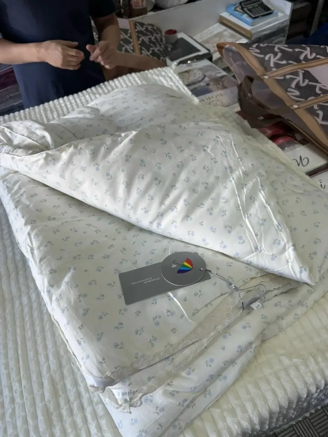 Лёгкое одеяло с цветочным рисунком и кружевной окантовкой — фото 3