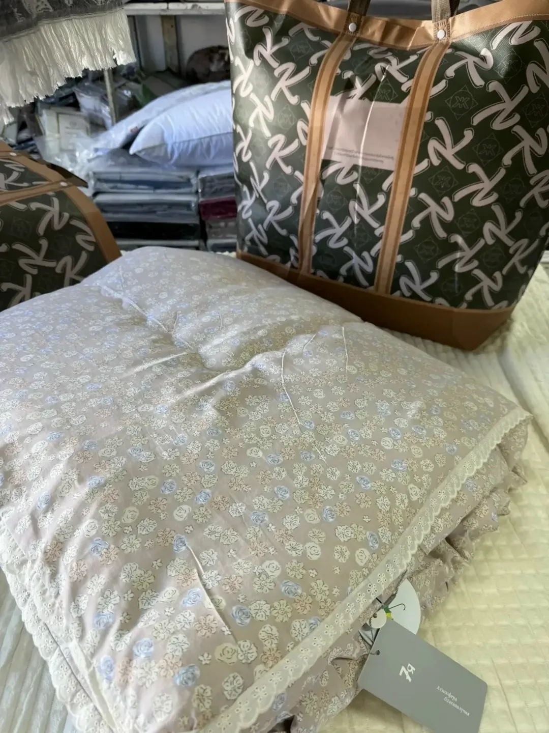 Лёгкое одеяло с цветочным рисунком и кружевной окантовкой — фото 5