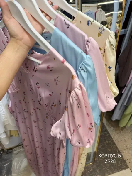 Приталенное платье с цветочным принтом длины макси Подчеркгёт — фото 21